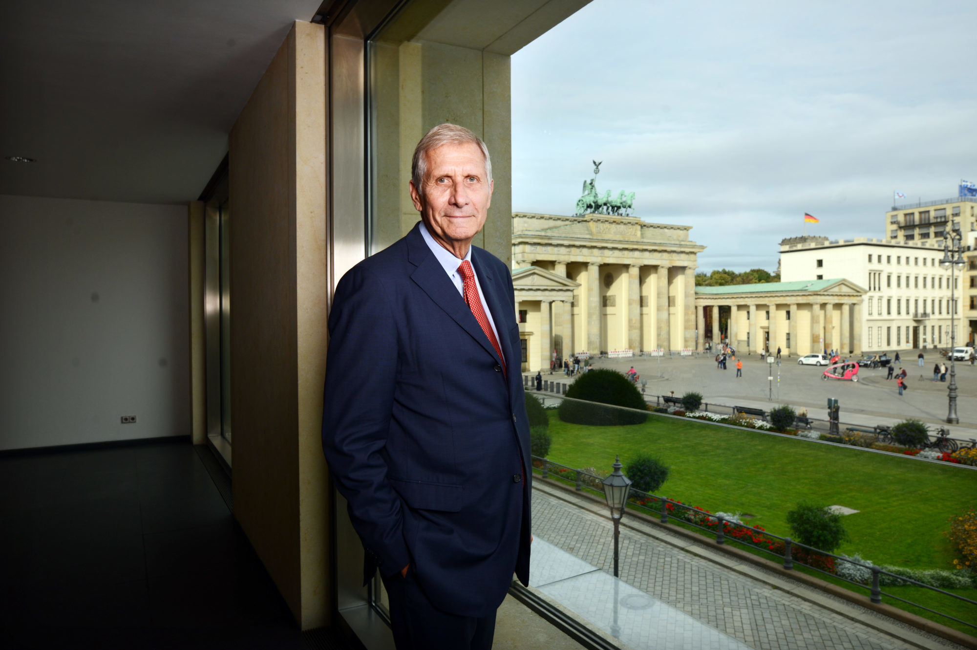 Ulrich Wickert erhält das Bundesverdienstkreuz